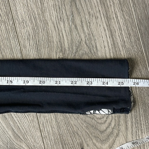 Lululemon long black-and-white abstract lined tunic. - Picture 6 of 7